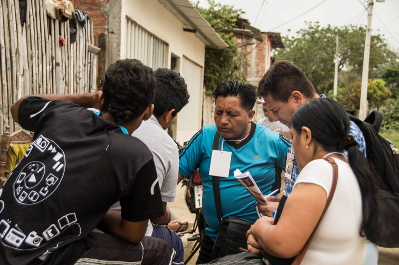 A group gathers to pray at the missions conference in Bahía de Caráquez .